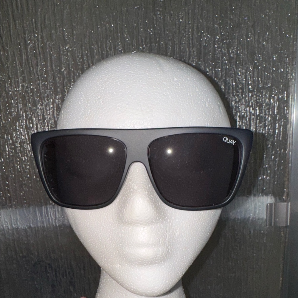 Women’s sunglasses QUAY x DESI PERKINS black and gold tone sunglasses